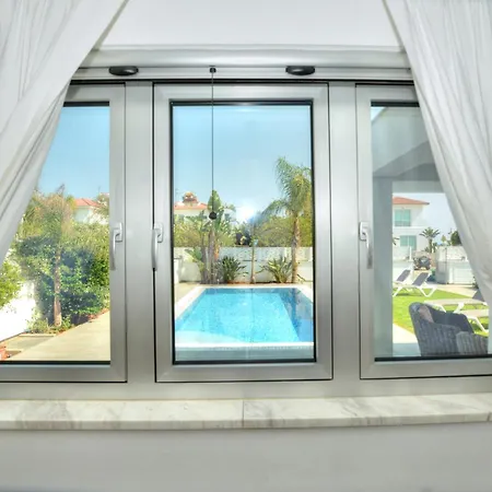 Emilia Vilă Ayia Napa