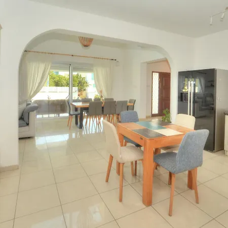 Emilia Vilă Ayia Napa